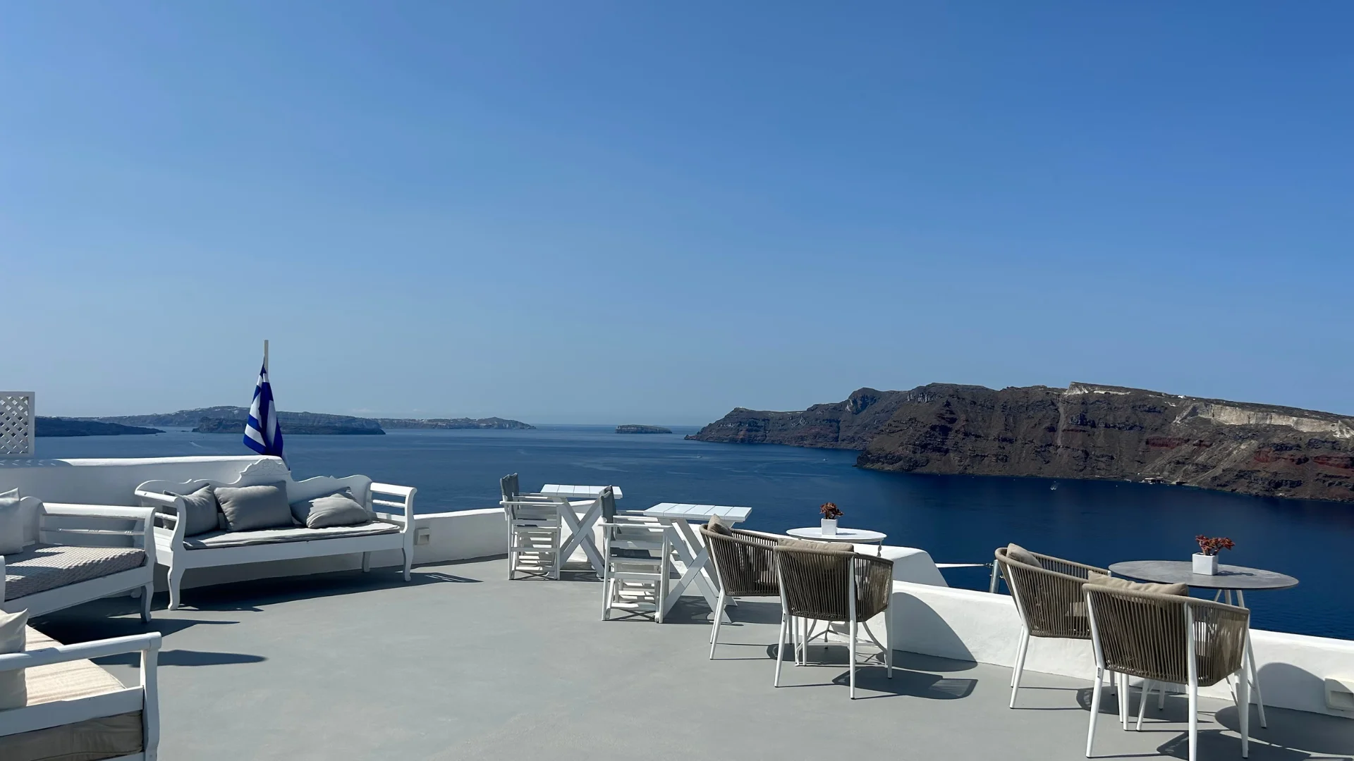 A cafeteria with an amazing view in Santorini