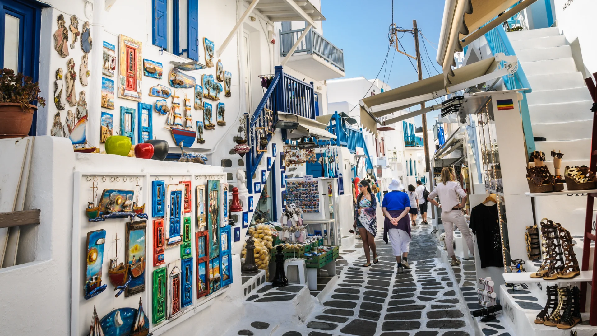 Walking around the streets of Mykonos